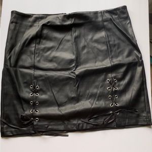 Black leather mini skirt. Worn 3-4 times. Good condition.